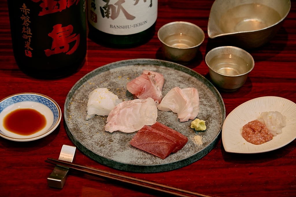 新鮮な魚を使ったお刺身は素材の味を最大限に引き出しています。とろける食感をぜひご堪能ください。