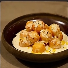 チーズソースの揚げニョッキ