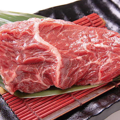 ステーキ各種も食べ放題でご提供☆彡塊で焼くことによりお肉の旨みが際立ちます！