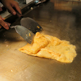 鉄板で焼き上げるだし巻き卵食べたことありますか？ジューシーならではの演出でライブ感も楽しみつつなんと１分で焼き上げてしまいます！ぜひご賞味あれ！
