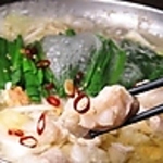 本場博多のもつ鍋が味わえる！ぷりぷりとした食感と脂の甘みがたまらないもつ鍋、ぜひご堪能下さい♪