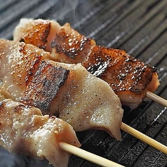 『マグロはらみの炙り串』はミディアムレアに焼き上げてご提供！ホホ肉や頭肉も♪通の方は生もお勧め！の写真