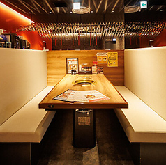 大人数向けの広々としたテーブル席は、楽しい宴会シーンにぴったりです。一般席限定のコース料理をご注文いただければ、上質な松阪牛を囲んで賑やかなひとときをお過ごしいただけます。気心の知れた仲間との集まりに最適です。