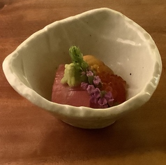 天然本マグロとウニ、イクラ、一口小丼
