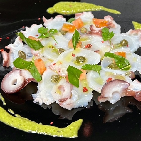 季節の食材を活かした前菜や肉料理も絶品