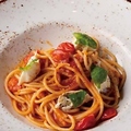 料理メニュー写真 モッツァレラチーズとバジルのトマトソーススパゲッティ