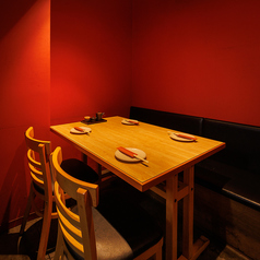 清潔感があり安らぐ席をご用意しております。周りを気にせずゆっくりとお寛ぎいただけます。ゆったりとしたお時間をお過ごしください。ご宴会はもちろん、接待や顔合わせなどにも最適です。