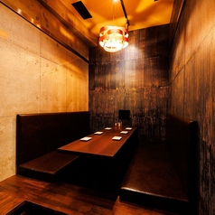 完全プライベート空間の個室席は周りを気にせずごゆっくりとお寛ぎいただけます。2名～4名様までご利用可能なので飲み会や女子会、接待などにも大活躍◎お祝いやサプライズ対応も可能ですのでお気軽にご相談ください！