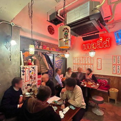 着席で17名様から22名様、立食で最大25名様までの貸切に対応可能です。忘年会や歓送迎会などの特別な宴会に最適！音響機器やTVも完備しており、サプライズ用のケーキ手配も承ります◎一体感のあるプライベート空間で、心に残る感動的なパーティーを実現できます。まずはお気軽にお店にご相談ください！