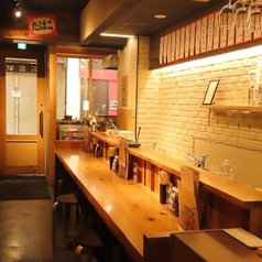 2名様からご利用いただけるテーブル席は、お仕事帰りの同僚やご友人との飲みに最適です。木の温もりに包まれた空間で、周りを気にせず「とり縁」自慢の鶏料理を囲めます。一日の疲れを癒やす心地よい賑わいの中で、絶品焼鳥と豊富なお酒を心ゆくまで。活気ある店内の雰囲気を感じながら、至福のひと時を。