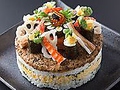 料理メニュー写真 当館名物 寿司ケーキ　2人～3人前