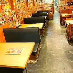 4名様席が9台ございます。可動式のテーブルがございますので人数の変更などはその都度臨機応変に対処いたします