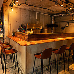 2階のカウンター席は、大人のための落ち着いた空間が広がっています。洗練されたインテリアが心地よい雰囲気を醸し出し、ゆったりとお酒を楽しみながら過ごすことができます。静かな環境で、友人との会話や一人のリラックスタイムにも最適です。特別なひとときを、ぜひこの素敵な空間でお楽しみください。