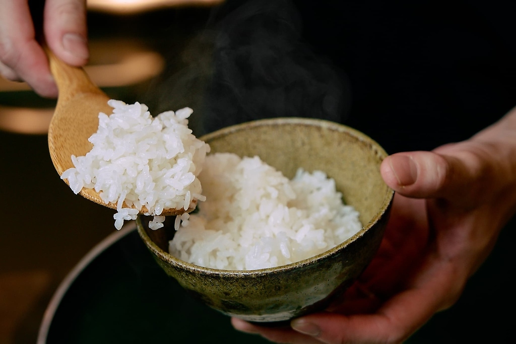 炊き立て羽釜ご飯は、米の甘みと旨みを引き出し、ふっくらとした食感が楽しめます。ご賞味ください。