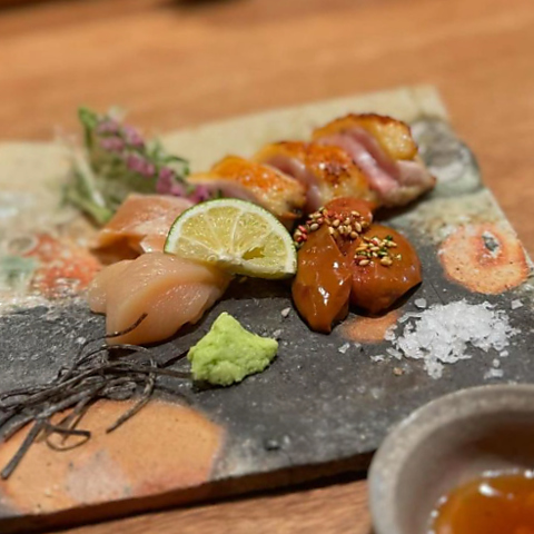 北新地駅から徒歩数分にある焼鳥店。洗練された雰囲気ながら、カジュアルにご利用可能