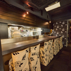 2人組にピッタリなカウンター席!!目の前からキッチン側の調理工程を見て楽しみ・食べてお楽しみください！