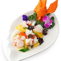 【彩り豊か】ホタテ・エビ・紋甲イカの贅沢塩味炒めの写真