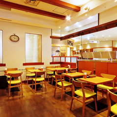 明るい雰囲気の店内はご家族でのお食事やちょっとした集まりにも最適です♪