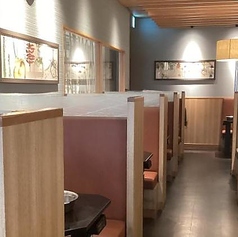 全44席を備えた店内には、周りを気にせずゆったり過ごせる高い仕切り付きのテーブル席をご用意しております。