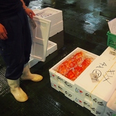 競りで入札した鮮魚は、その日のうちに店へ直送され、調理されます！