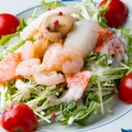 料理メニュー写真 たっぷり野菜と海鮮のサラダ