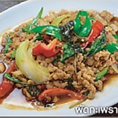 鳥/豚のバジル炒め(パッカパオガイ/ムー)