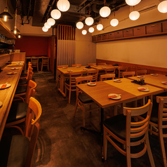 2～4名様用のテーブル席を4卓ご用意しています！カジュアルな雰囲気で、仲間やご家族とのお食事に最適です。急遽決まった小規模の飲み会や宴会にもぴったり。心地よい空間で、楽しい会話と美味しい料理をお楽しみください！お待ちしております