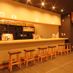 【カウンター】ゆったりとしたカウンター席もご用意しております。デートや少人数での飲みにも最適です！