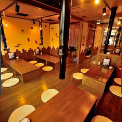 開放感あふれる明るい雰囲気が魅力の居酒屋です。最大26名まで利用できる個室があり、周囲を気にせずに宴会を楽しめるので、 会社の打ち上げや宴会にもぴったり！ 飲み放題付きの宴会コースもあり、仲間とともに盛り上がること間違いなし。楽しいひとときをぜひ当店でお過ごしください。