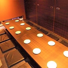 【掘りごたつ個室:12名様×5卓】お子様連れも安心のゆったり寛げる掘りごたつ個室。最大12名様までご利用いただける掘りごたつ個室は、ゆったりと足を伸ばしてくつろげる人気の空間です。広々とした空間は、お子様連れのご家族のお食事はもちろん、気のおけない友人との集まりや会社の部署飲み会などのご利用に最適です。