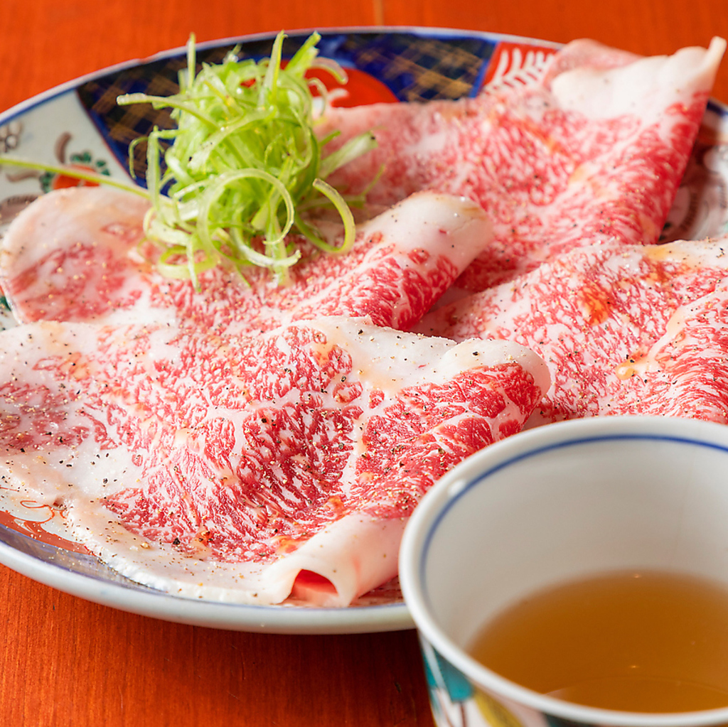 大人の雰囲気ある空間で自慢のお肉と洗いダレを堪能！