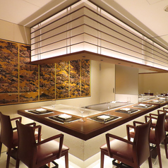 カウンター席は全部で16席ございます。接待や会食、デートなど様々なシーンにご対応可能です。