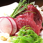 厳選した当店の馬刺しは、柔らかい肉質で旨味たっぷり！甘い九州醤油をつけてお召し上がりください♪