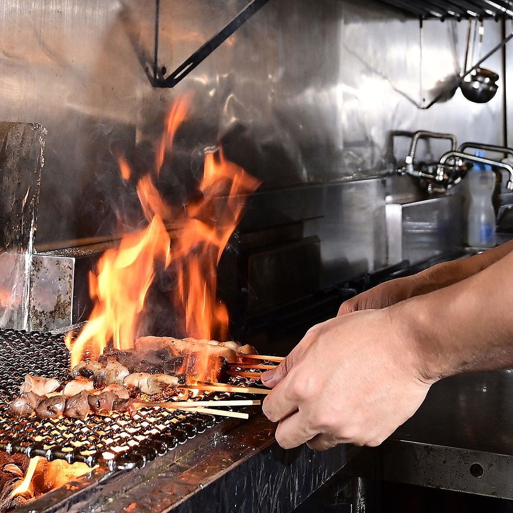 備長炭で香ばしく焼き上げる奥三河鶏の炭火焼串は必食です！