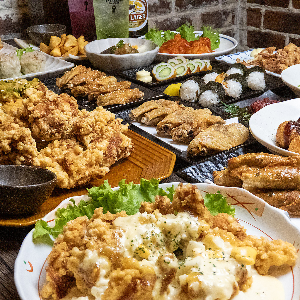 お料理は、ボリューム満点のがっつり系から、お酒のつまみや〆にもぴったりなさっぱり系までご用意。