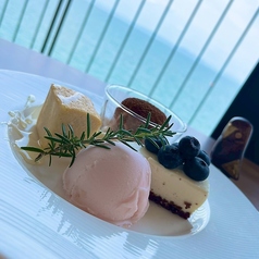 3種のケーキとアイスのプレート