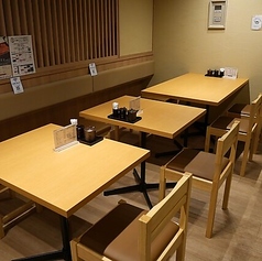 テーブル席の壁側は壁が背もたれとなっており、くつろぎのひとときをお過ごしいただけます。ゆったりと座れるので、ご家族やご友人との食事に最適です。鰻重の香ばしい香りに包まれながら、至福のひとときをお楽しみください。