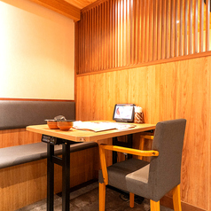 清潔感ある明るい雰囲気の店内♪仕切りがあるのでプライベート感覚でくつろげます