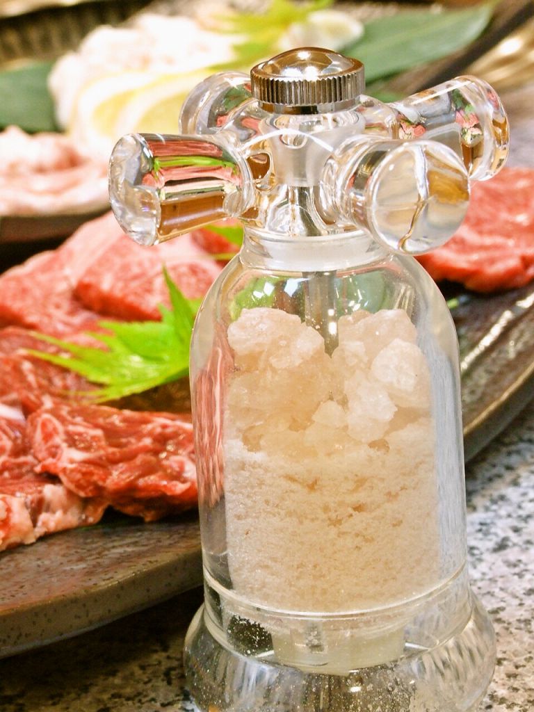 【ミネラル豊富な岩塩で】お席で、ミルを使って削りたてを…そんな楽しみもこだわりのひとつ。