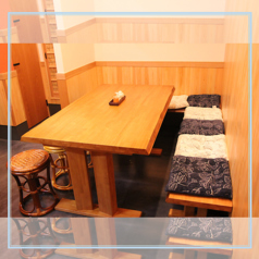 テーブルのデザインにもこだわり抜いた空間。素敵な空間でお料理を◎