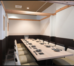 お部屋を２つに分けて使えば最大２０名様の貸し切り対応いたします。尚、曜日や、ご予約状況にもよりますが、10名様～貸し切り対応いたします。お気軽にご相談下さいませ。※貸し切りでご利用の場合、コースご予約限定とさせていただきます。