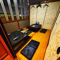 光と影が織り成す上質な美食空間!!都会の喧騒を忘れ大人の時間をゆったり堪能できる空間をご用意♪当店は全国の地酒も多数ご用意してます。　常時約10種類以上の地酒でお客様をお出迎えいたします♪なかなか手に入ることが難しい銘酒もございますので、是非お試しくださいませ♪お得な飲み放題プランは1480円!!