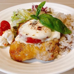 [カフェごはん]地鶏のグリルトマトとモッツァレラチーズの重ね