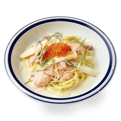 スモークサーモンとホワイトアスパラガスのクリームソースパスタ イクラ添え