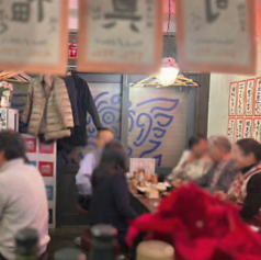 広々としたテーブル席は、2名様から最大10名様までご利用可能です。ご友人との気軽な食事や、職場の仲間との大人数での宴会に最適！ゆったりとした配置で周りを気にせず、美味しい料理とお酒を囲んで楽しい時間をお過ごしいただけます。多様なシーンに対応できるお席で、素敵な思い出をお作りください。