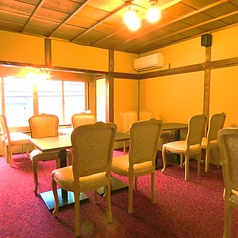 2Fの洋室は4名席×３、2名席×1の個室となっております。個室の貸切もご相談ください。