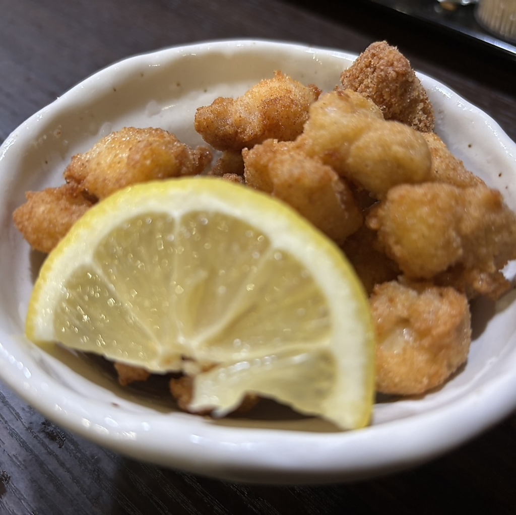 香りよく旨みたっぷり！宮崎直送の新鮮地鶏刺しは、ぷりっと旨み濃厚でお酒がすすむ贅沢な逸品です♪