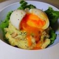 料理メニュー写真&nbsp;KUJIRAのポテトサラダ～半熟玉子のせ