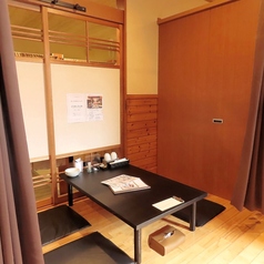 ご家族やご友人との集まりにぴったりな、2～6名様までご利用いただける座敷席をご用意しております。靴を脱いでくつろげる和の空間は、小さなお子様連れでも安心。程よい距離感で会話も弾み、親しい方との食事やちょっとしたお祝いにも最適。落ち着いた雰囲気の中で、宮崎の美味を囲んで心あたたまる時間をお楽しみ下さい。