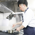 ≪料理を手掛けるシェフの真剣なまなざし…≫ホテルで磨かれた技術を持つシェフが、心を込めて料理を仕上げています。美味しい洋食をお楽しみください！